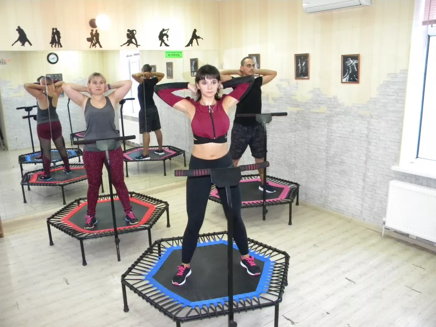 Танцевально-спортивный клуб Two Step в Ростове-на-Дону: Свадебный танец, Джампинг, Аэробика, Latina, Ballroom dancing,