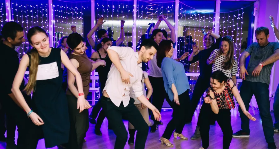 Школа танца Sugar Dance в Ростове-на-Дону: Хастл, Свадебный танец, Растяжка, West Coast Swing, Bachata, Хип-хоп,
