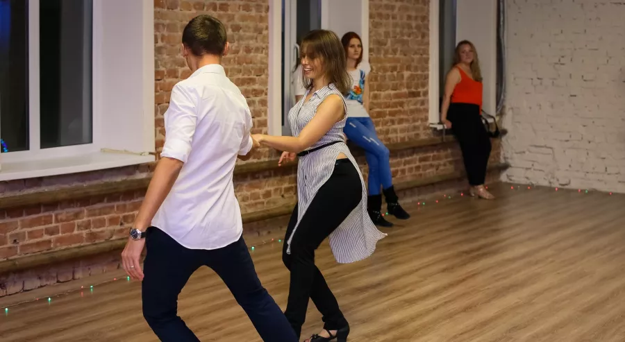 Школа танца Sugar Dance в Ростове-на-Дону: Хастл, Свадебный танец, Растяжка, West Coast Swing, Bachata, Хип-хоп,