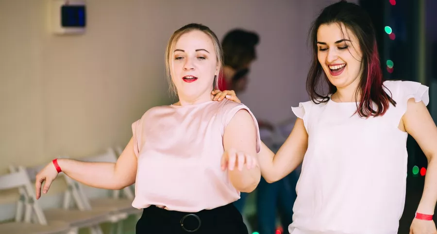 Школа танца Sugar Dance в Ростове-на-Дону: Хастл, Свадебный танец, Растяжка, West Coast Swing, Bachata, Хип-хоп,