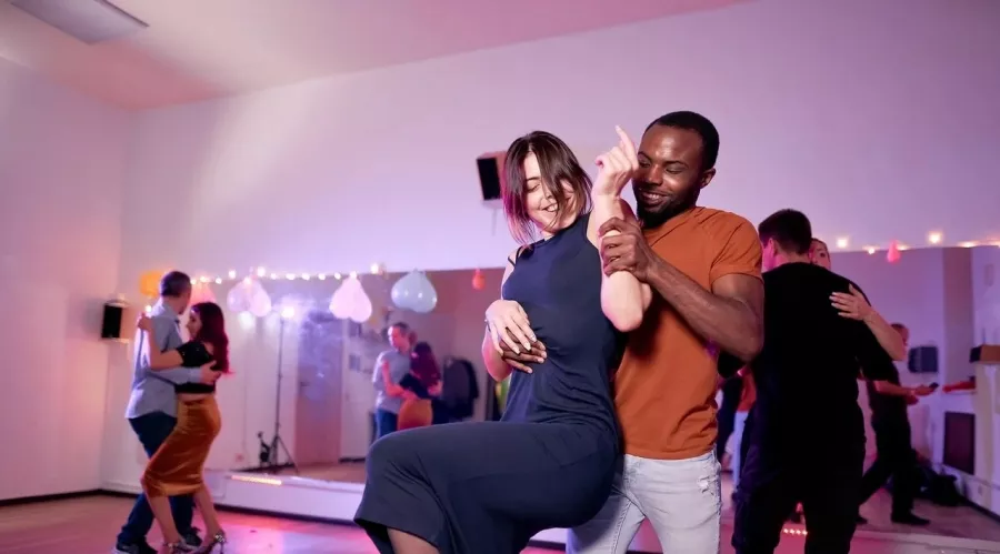 Школа танцев BEE IN DANCE в Ростове-на-Дону: Бачата, Танго, Стрип-пластика, Tango, Strip plastic,