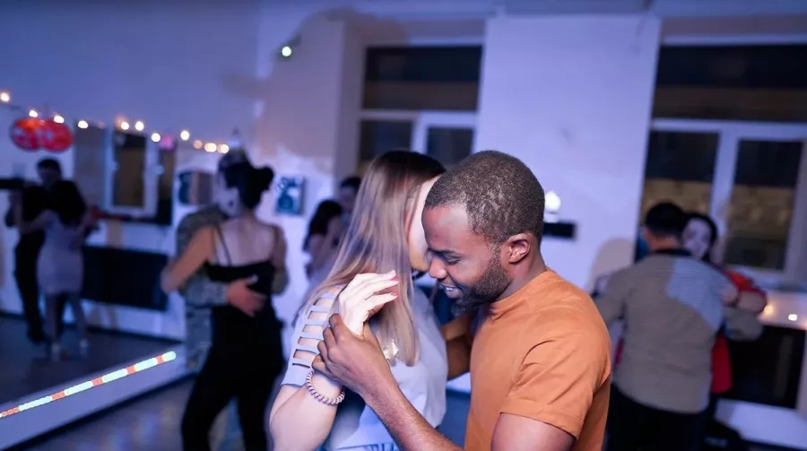 Школа танцев BEE IN DANCE в Ростове-на-Дону: Бачата, Танго, Стрип-пластика, Tango, Strip plastic,