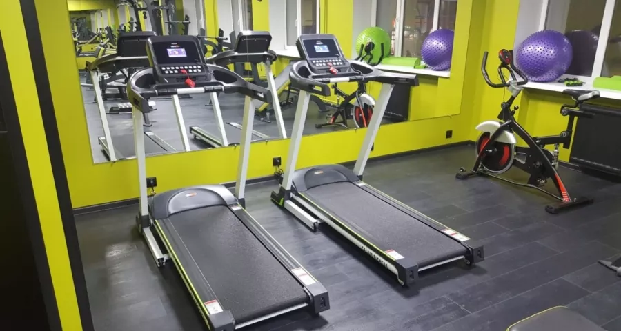 Фитнес-зал Brutal Gym Moscow в Москве: Аэробика, Стретчинг, Персональный тренер, Массаж, Солярий,
