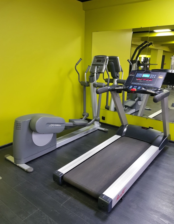 Фитнес-зал Brutal Gym Moscow в Москве: Аэробика, Стретчинг, Персональный тренер, Массаж, Солярий,