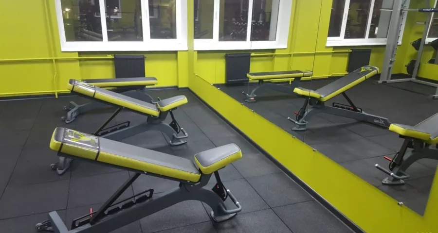 Фитнес-зал Brutal Gym Moscow в Москве: Аэробика, Стретчинг, Персональный тренер, Массаж, Солярий,