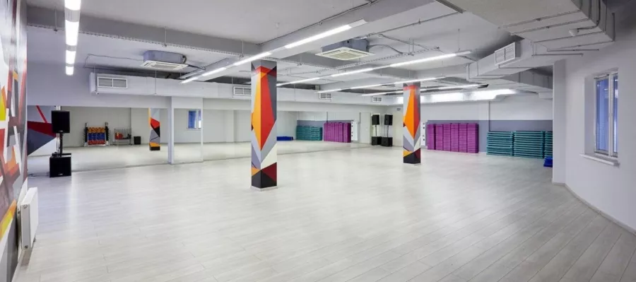 Фитнес-клуб Спортлэнд Московский в Москве: Аквааэробика, Аэробика, Боевые искусства, Детский уголок, Йога, Бассейн,