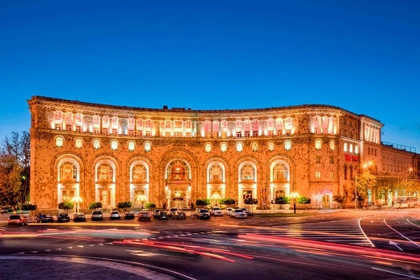 Отель в Ереване Armenia Marriott Hotel в Ереване: Отель, Люкс, Парковка, Зона отдыха, Ресторан, Фитнес-центр, Бассейн, Терраса,