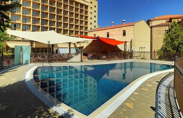 Отель в Ереване Armenia Marriott Hotel в Ереване: Отель, Люкс, Парковка, Зона отдыха, Ресторан, Фитнес-центр, Бассейн, Терраса,