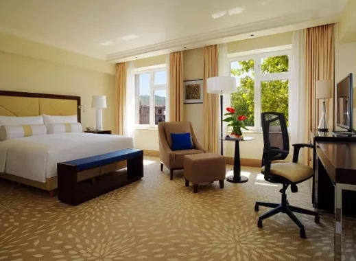 Отель в Ереване "Armenia Marriott Hotel".