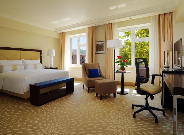 Отель в Ереване Armenia Marriott Hotel в Ереване: Отель, Люкс, Парковка, Зона отдыха, Ресторан, Фитнес-центр, Бассейн, Терраса,