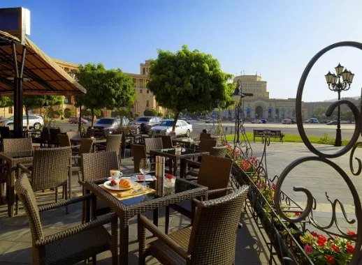 Отель в Ереване "Armenia Marriott Hotel".