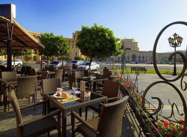 Отель в Ереване Armenia Marriott Hotel в Ереване: Отель, Люкс, Парковка, Зона отдыха, Ресторан, Фитнес-центр, Бассейн, Терраса,