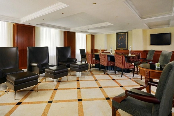 Отель в Ереване Armenia Marriott Hotel в Ереване: Отель, Люкс, Парковка, Зона отдыха, Ресторан, Фитнес-центр, Бассейн, Терраса,