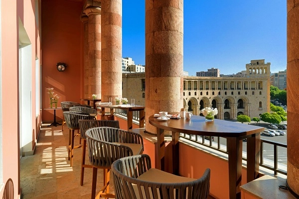 Отель в Ереване Armenia Marriott Hotel в Ереване: Отель, Люкс, Парковка, Зона отдыха, Ресторан, Фитнес-центр, Бассейн, Терраса,