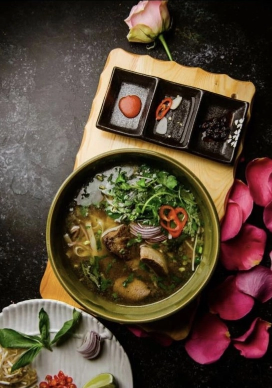 Ресторан Лодка в Москве: Рыбные заведения, Китайская кухня, Корейская кухня, Японская кухня, Детское меню, Живая музыка, Танцпол, Проведение банкетов,