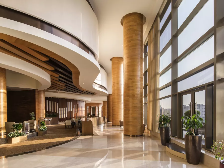 Отель Swissôtel Al Ghurair 5* в Дубаи: Комфортные номера, Бассейн , Пятизвездочный отель , Конференц-зал, Швейцарский отель ,