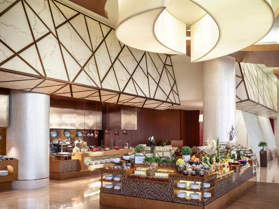 Отель Swissôtel Al Ghurair 5* в Дубаи: Комфортные номера, Бассейн , Пятизвездочный отель , Конференц-зал, Швейцарский отель ,