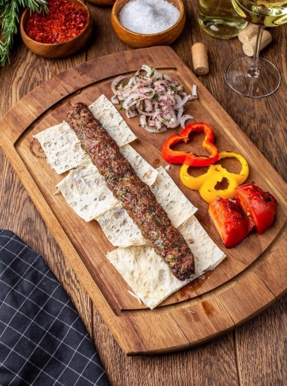 Мясной ресторан турецкой кухни meat_coin в Москве: Турецкая кухня, Заказ навынос, Проведение банкетов, Летняя терраса,