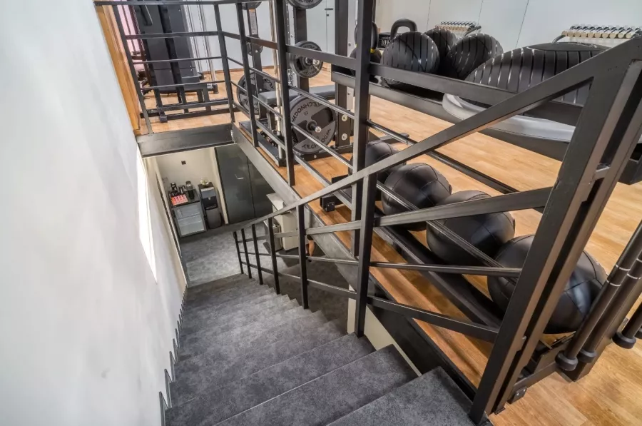 Фитнес-студия Hide fitness в Москве: Аэробика, Йога, Кроссфит, Пилатес, Стретчинг, Фитбол, Фитнес для беременных, Персональный тренер, TRX тренировки, Сауна,