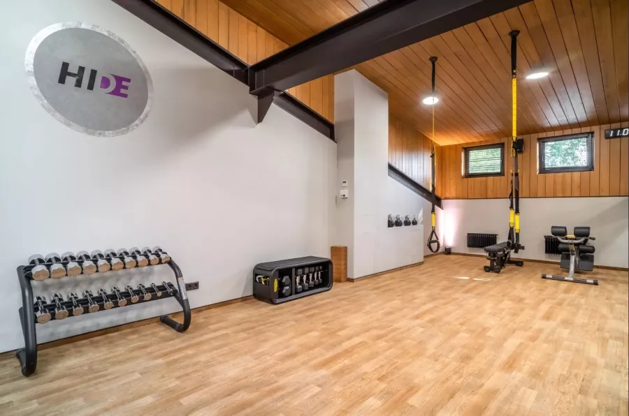 Фитнес-студия Hide fitness в Москве: Аэробика, Йога, Кроссфит, Пилатес, Стретчинг, Фитбол, Фитнес для беременных, Персональный тренер, TRX тренировки, Сауна,