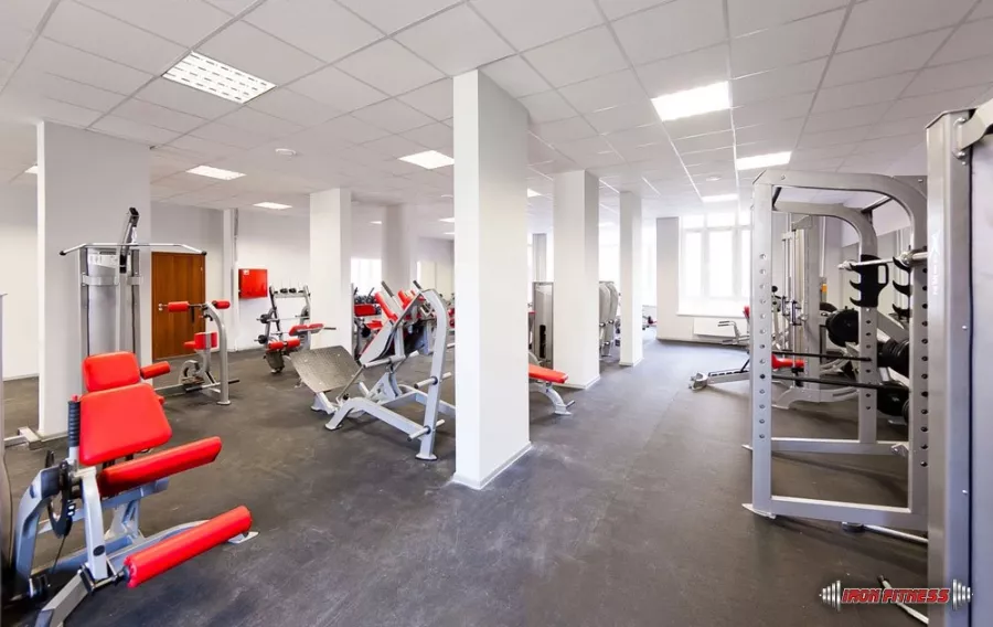 Фитнес клуб Iron Fitness в Москве: Тренажёры, Кардио зона, Групповые занятия, Зона свободных весов, Зона Бокса, Сауна,