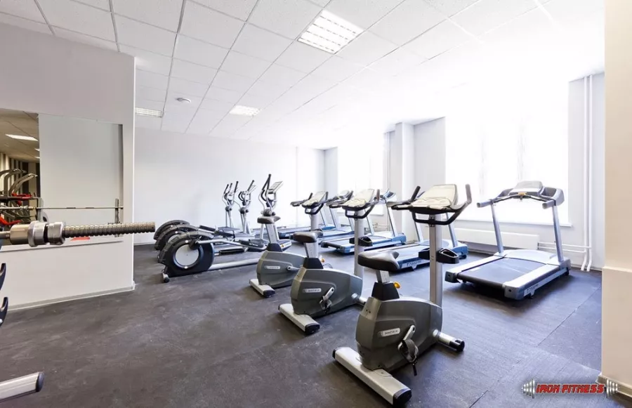 Фитнес клуб Iron Fitness в Москве: Тренажёры, Кардио зона, Групповые занятия, Зона свободных весов, Зона Бокса, Сауна,