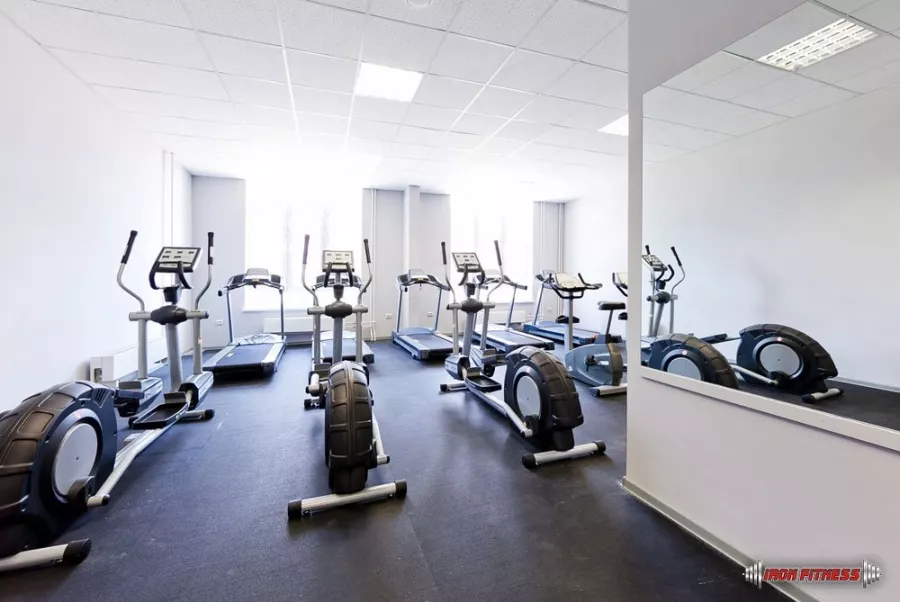 Фитнес клуб Iron Fitness в Москве: Тренажёры, Кардио зона, Групповые занятия, Зона свободных весов, Зона Бокса, Сауна,
