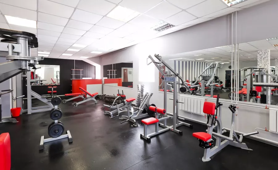 Фитнес клуб Iron Fitness в Москве: Тренажёры, Кардио зона, Групповые занятия, Зона свободных весов, Зона Бокса, Сауна,