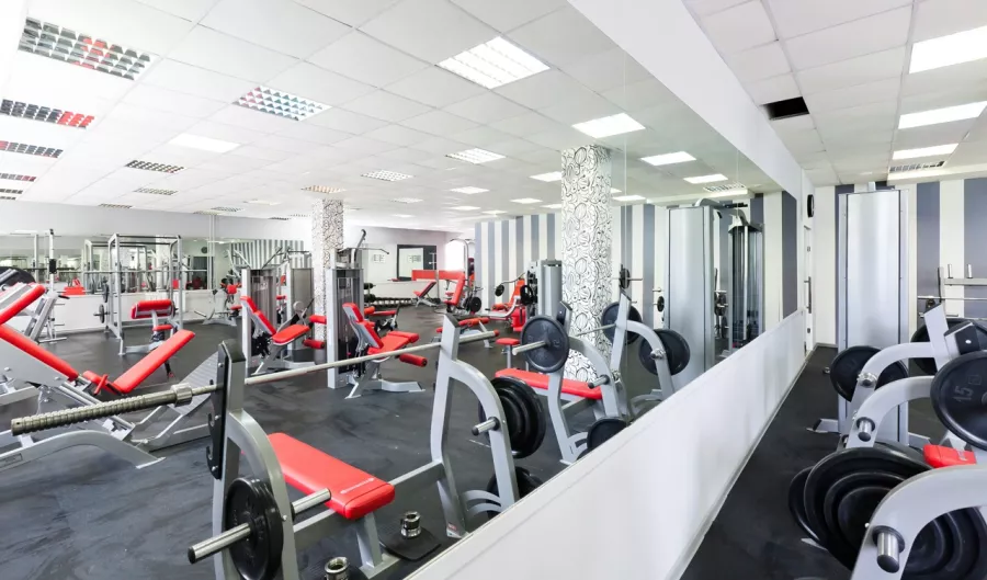 Фитнес клуб Iron Fitness в Москве: Тренажёры, Кардио зона, Групповые занятия, Зона свободных весов, Зона Бокса, Сауна,