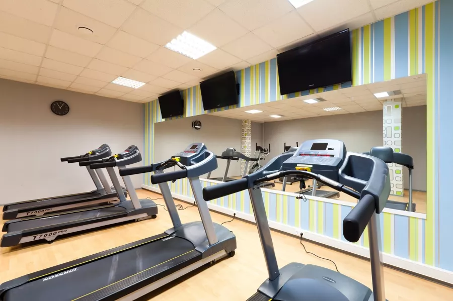 Фитнес клуб Iron Fitness в Москве: Тренажёры, Кардио зона, Групповые занятия, Зона свободных весов, Зона Бокса, Сауна,