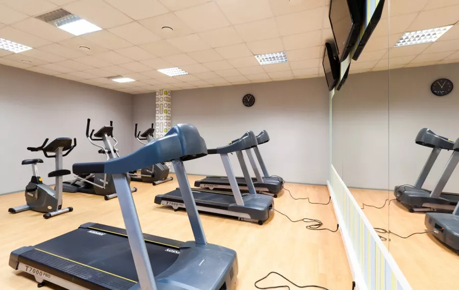Фитнес клуб Iron Fitness в Москве: Тренажёры, Кардио зона, Групповые занятия, Зона свободных весов, Зона Бокса, Сауна,