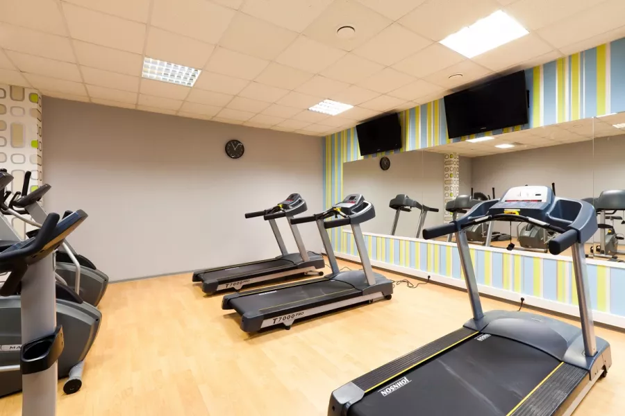Фитнес клуб Iron Fitness в Москве: Тренажёры, Кардио зона, Групповые занятия, Зона свободных весов, Зона Бокса, Сауна,
