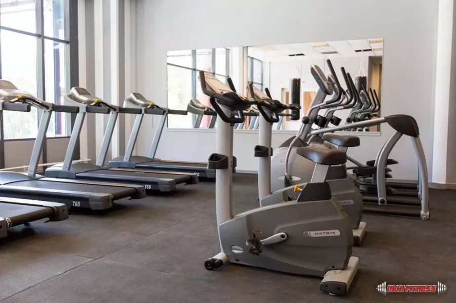 Фитнес клуб Iron Fitness в Москве: Тренажёры, Кардио зона, Групповые занятия, Зона свободных весов, Зона Бокса, Сауна,