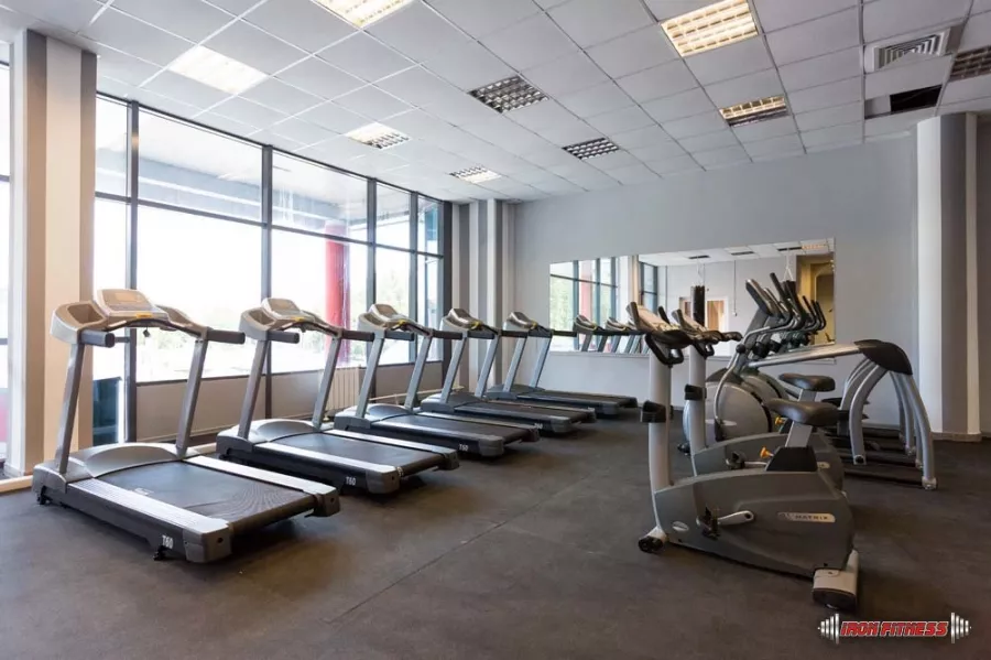 Фитнес клуб Iron Fitness в Москве: Тренажёры, Кардио зона, Групповые занятия, Зона свободных весов, Зона Бокса, Сауна,