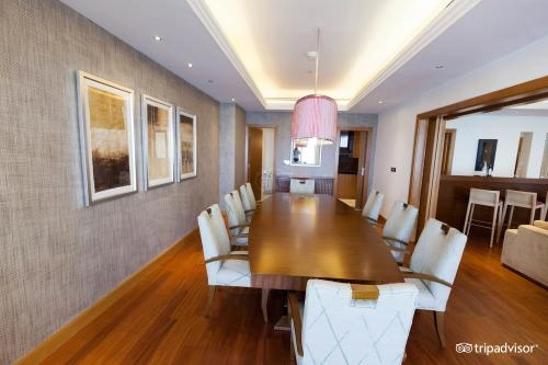 Отель Mövenpick Hotel Jumeirah Beach 5* в Дубаи: Прибрежный отель , Люкс номера , Спа , Семейные номера, Фитнес , Рестораны , Бар , Шведский стол , Апартаменты , Конференц-зал,