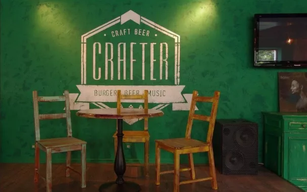 Неоновый бар с авторскими коктейлями "Crafter Bar".