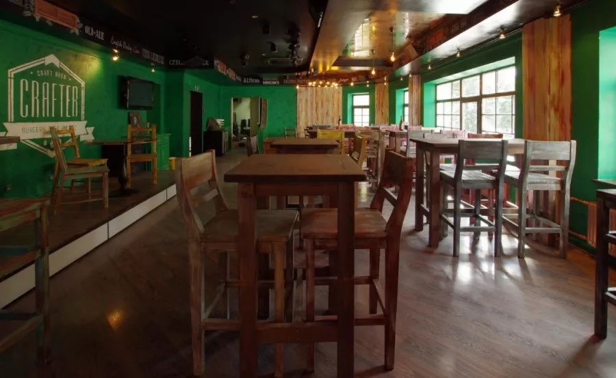 Неоновый бар с авторскими коктейлями Crafter Bar в Москве: Пивной бар, Проведение банкетов, Заказ столиков, Заказ навынос, Можно с собакой,