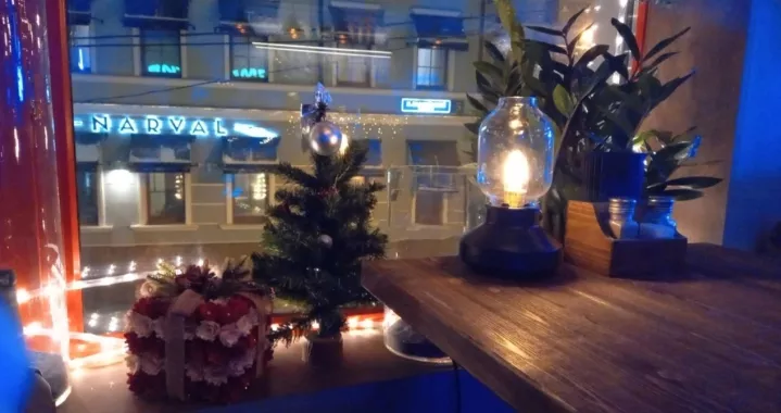 Неоновый бар с авторскими коктейлями "Crafter Bar".