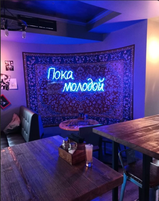 Неоновый бар с авторскими коктейлями Crafter Bar в Москве: Пивной бар, Проведение банкетов, Заказ столиков, Заказ навынос, Можно с собакой,
