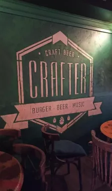 Неоновый бар с авторскими коктейлями "Crafter Bar".