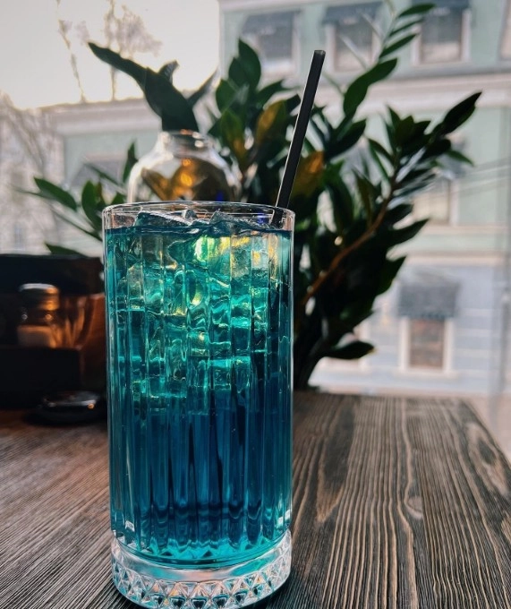 Неоновый бар с авторскими коктейлями Crafter Bar в Москве: Пивной бар, Проведение банкетов, Заказ столиков, Заказ навынос, Можно с собакой,