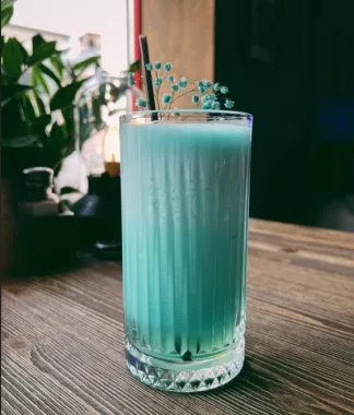 Неоновый бар с авторскими коктейлями "Crafter Bar".