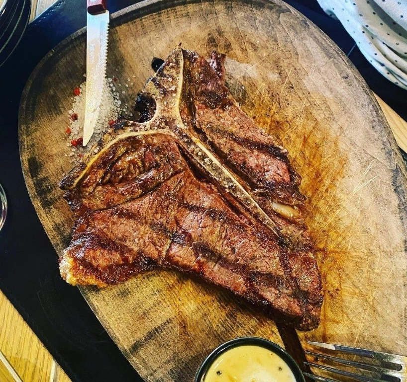 Стейк-хаус с мужским характером Black Angus в Москве: Стейк-хаус, Русская кухня, Постное меню, Спортивные трансляции, Детское меню, Американская кухня, Европейская кухня,