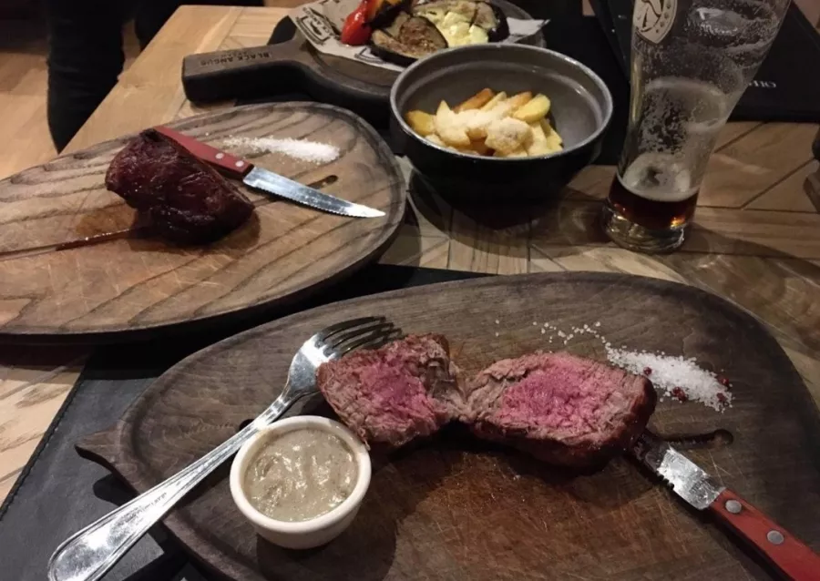 Стейк-хаус с мужским характером Black Angus в Москве: Стейк-хаус, Русская кухня, Постное меню, Спортивные трансляции, Детское меню, Американская кухня, Европейская кухня,