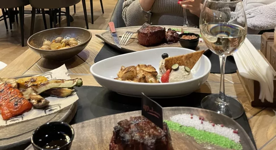 Стейк-хаус с мужским характером Black Angus в Москве: Стейк-хаус, Русская кухня, Постное меню, Спортивные трансляции, Детское меню, Американская кухня, Европейская кухня,