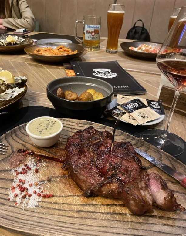 Стейк-хаус с мужским характером Black Angus в Москве: Стейк-хаус, Русская кухня, Постное меню, Спортивные трансляции, Детское меню, Американская кухня, Европейская кухня,