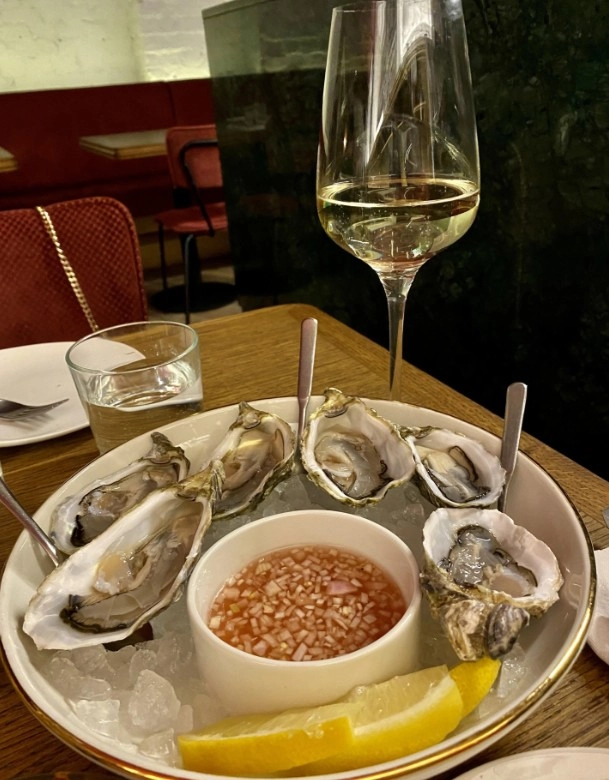 Бар Bijou в Москве: Коктейльный бар, Французская кухня, Заказ навынос, Танцпол, Проведение банкетов, Живая музыка,
