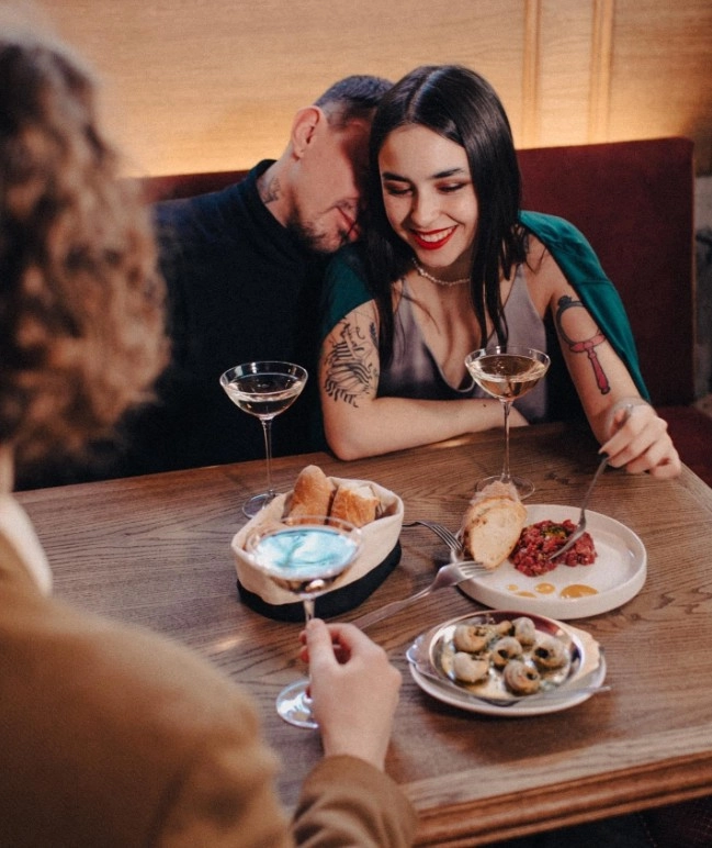 Бар Bijou в Москве: Коктейльный бар, Французская кухня, Заказ навынос, Танцпол, Проведение банкетов, Живая музыка,