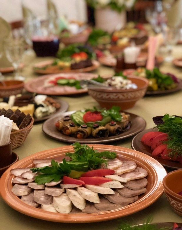 Ресторан семейной кухни Тёщин Борщ в Москве: Европейская кухня, Домашняя кухня, Поминальные обеды, Русская кухня, Летняя терраса, Проведение банкетов,