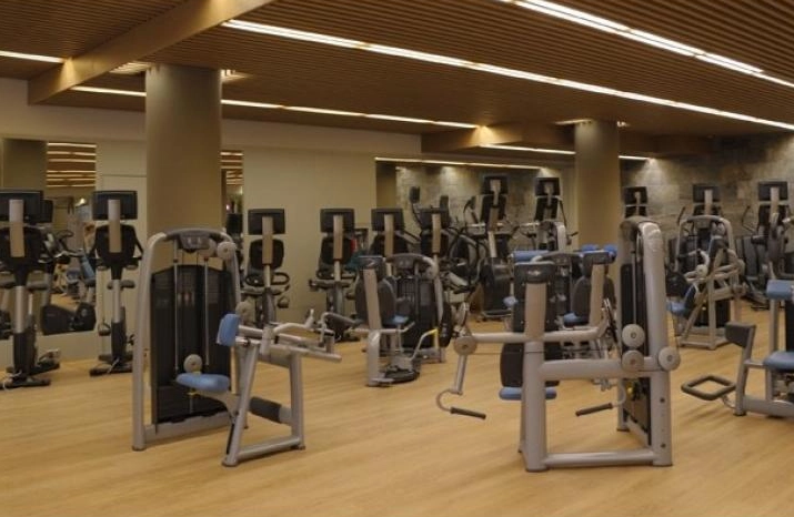 Тренажёрный зал Grand Sport Gym в Москве: Разовые посещения, Боевые искусства, Персональный тренер, Фитнес бар,